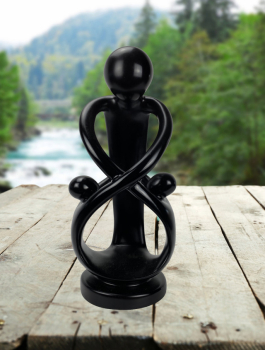 Schwarze Specksteinfigur "Mutter oder Vater mit 2 Kindern"